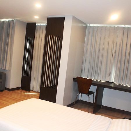 YWCA Hotel Bangkok Bagian luar foto